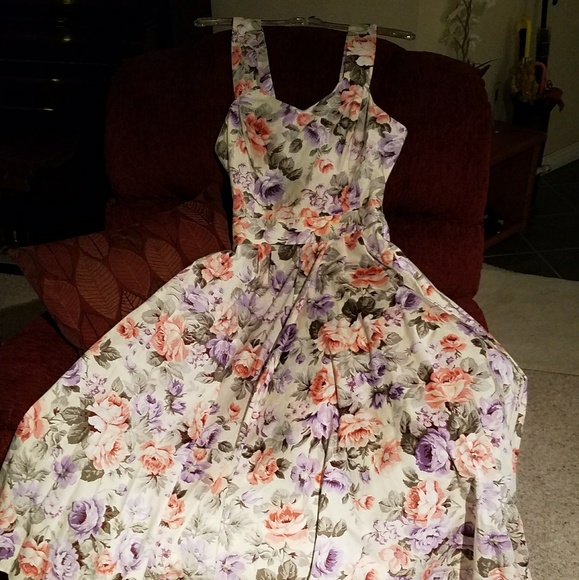 boutique Dresses & Skirts - Beautiful flirty floral spring/ summer dress.